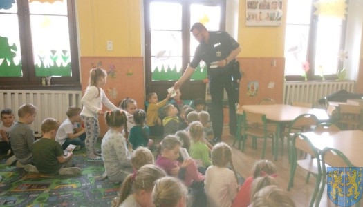 Policjant i przedszkolaki