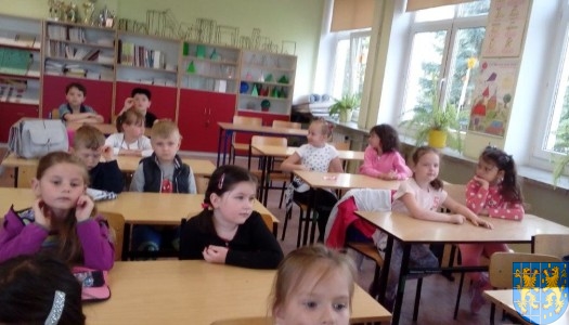 „Bajkowe skrzaty” z „Baśniowej Krainy” z wizytą w Szkole Podstawowej nr 1