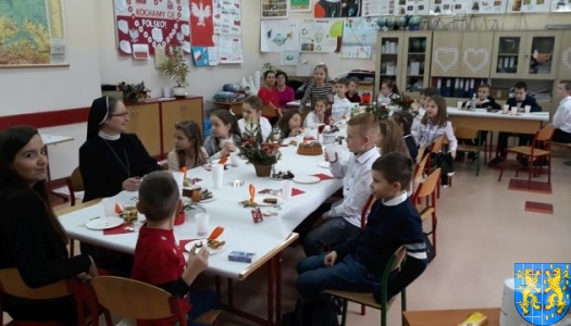 Wigilijne serdeczności w Szkole Podstawowej nr 2 im. Papieża Jana Pawła II